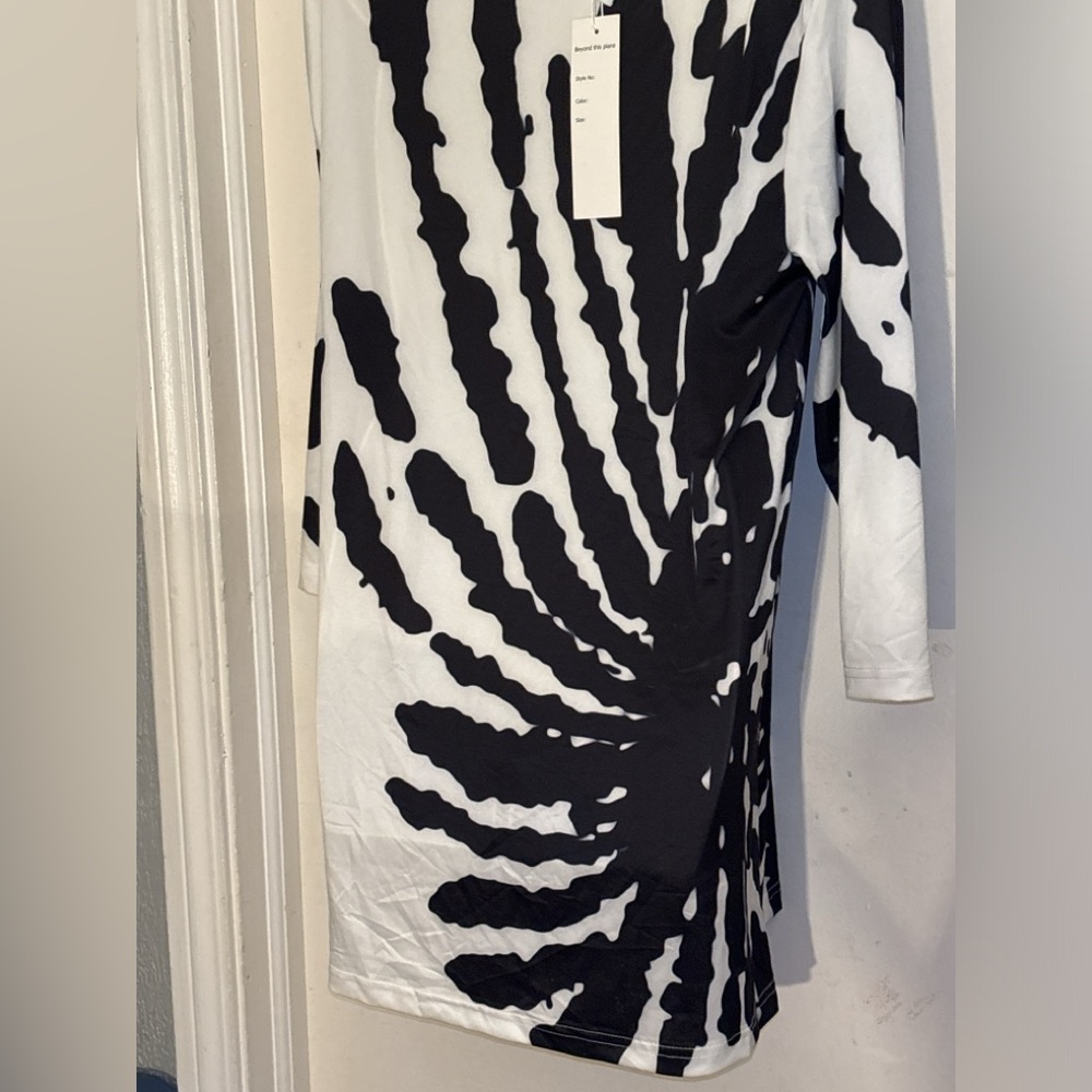 New Beyond This Plane Black & White Abstract Crisscross Tunic Size small - Picture 2 of 10
